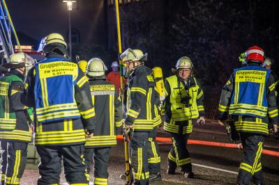 Wuestenrot: Dachstuhlbrand in Mehrfamilienhaus - 4 Verletzte darunter ein Kleinkind